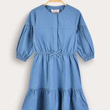 Tiered dress with gathers and ribbon - blue